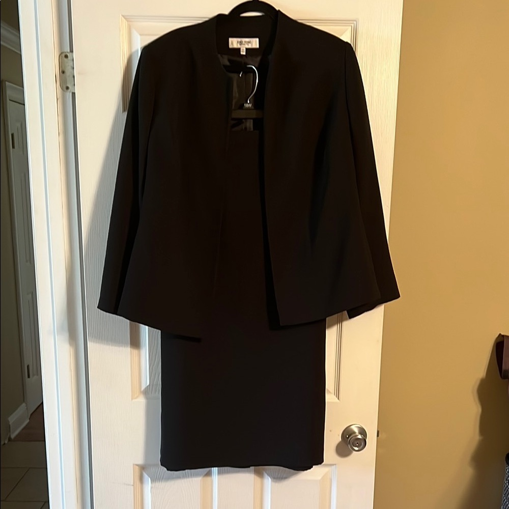 Jones Studio Skirt Suit. 18W. Black. Excellent Condition.